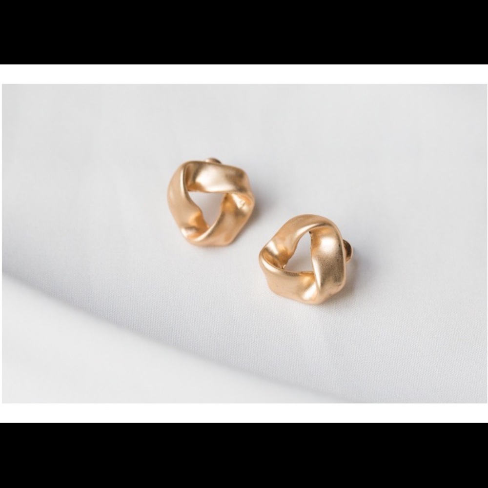 Twisted shape gold earrings